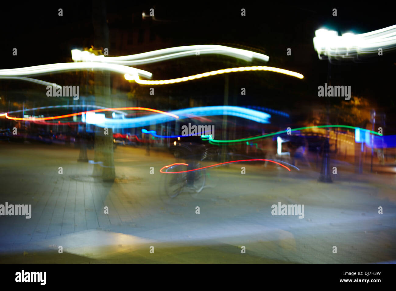 Mann mit Fahrrad in der Nacht mit Lichtern in Paris Stockfoto