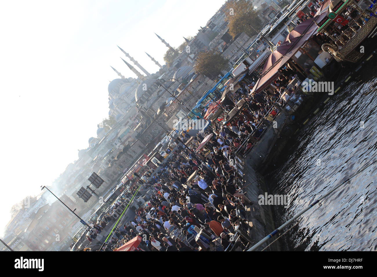 Männer angeln von der Brücke über den Bosporus, das Goldene Horn Stockfoto