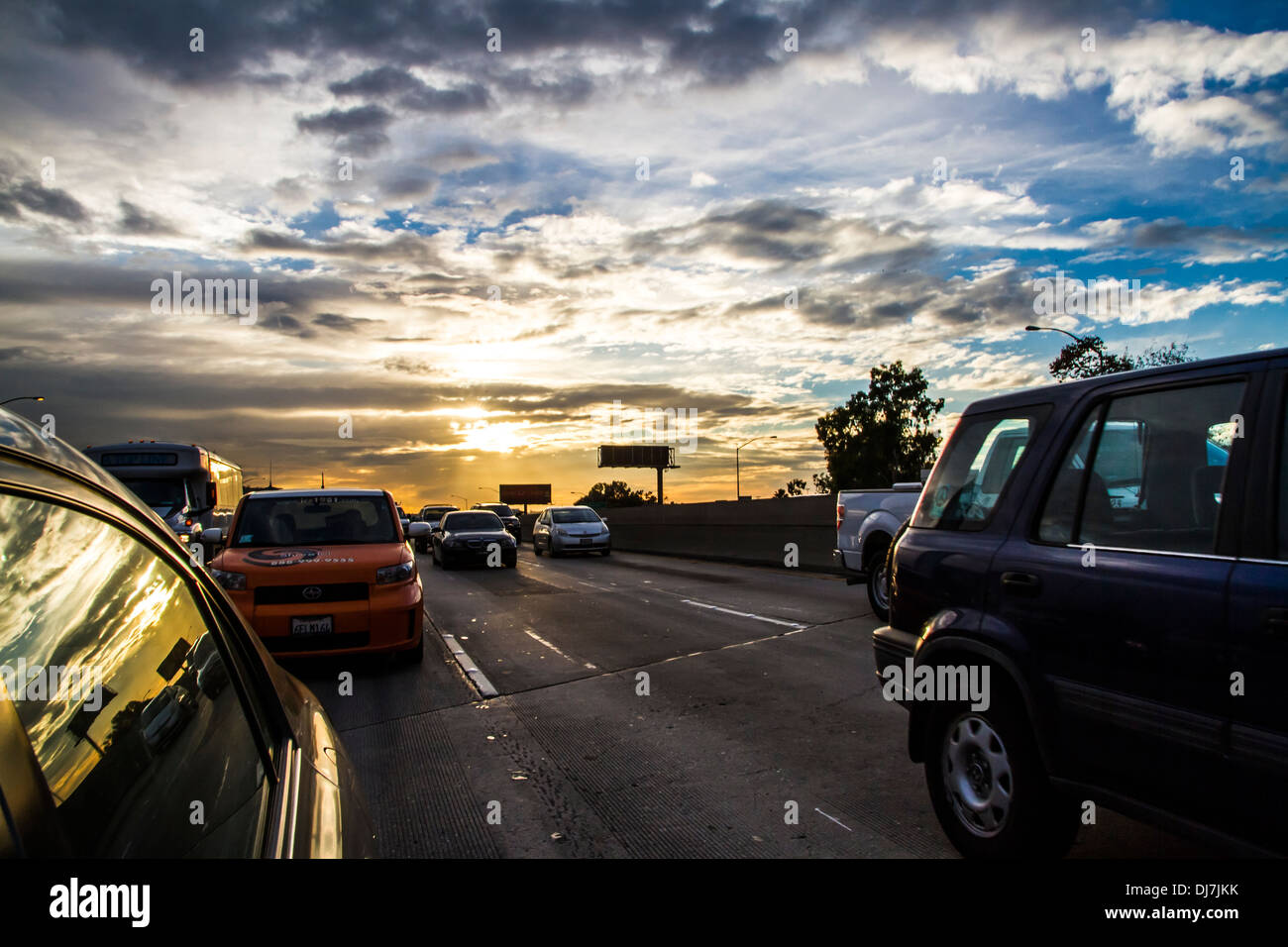 Sonnenuntergang in einem Stau auf der 110 Autobahn in Los Angeles Kalifornien Stockfoto