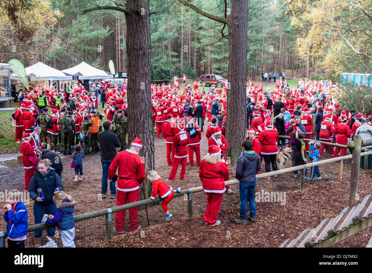 Hunderte von Benefizveranstaltungen gekleidet wie Weihnachtsmänner in der jährlichen "Santa Dash" um Geld für die Themse Hospiz Stiftung laufen. Phänomen Wald, Bracknell, Berkshire, England, GB, UK Stockfoto