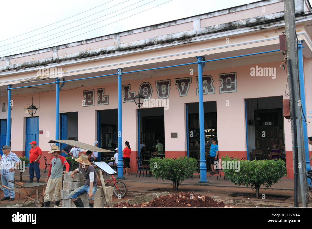 El Louvre Bar, Calle Máximo Gómez, Plaza Martí, Remedios, Provinz Villa Clara, Kuba, Karibik, Mittelamerika Stockfoto