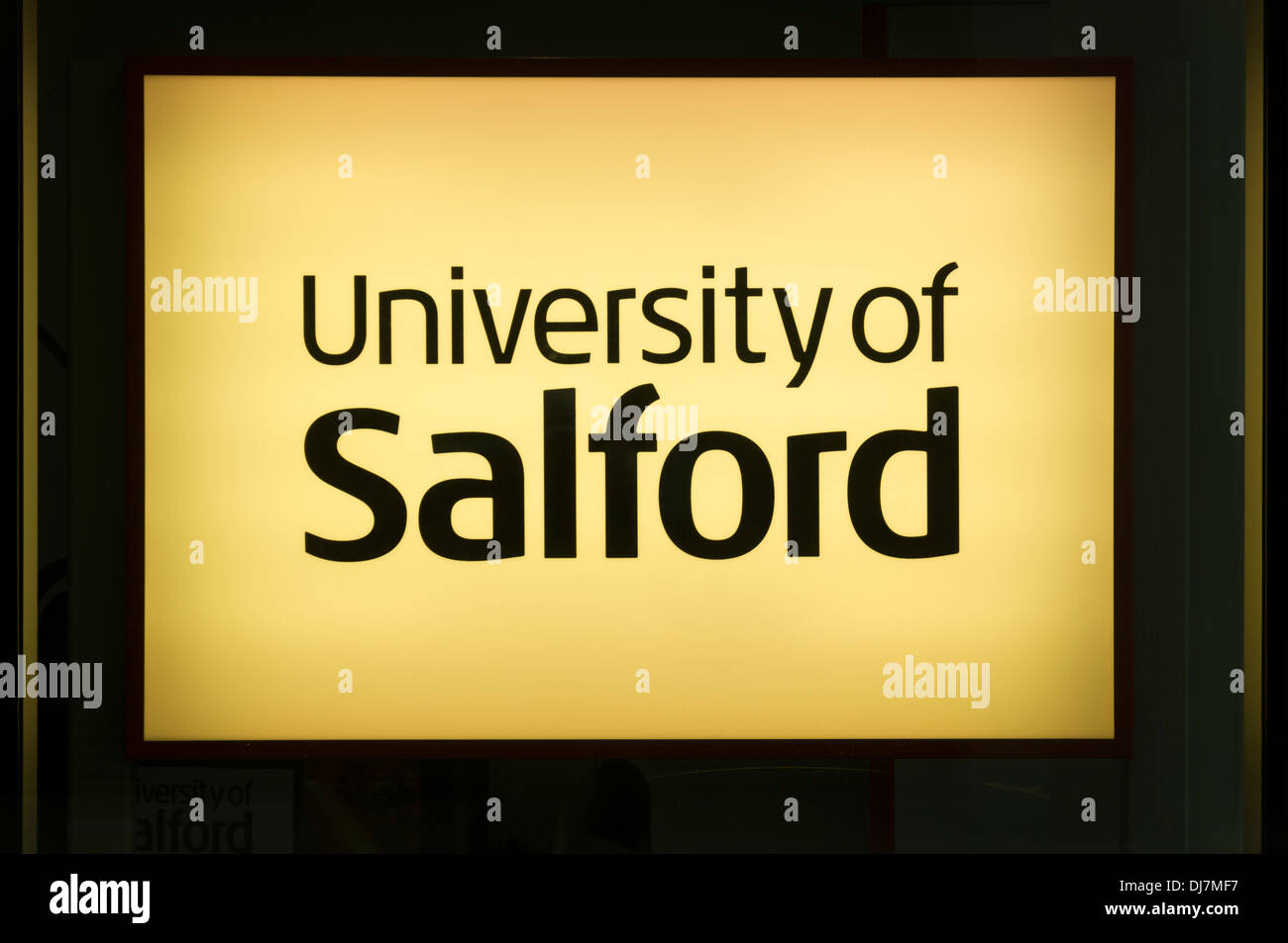 Universität von Salford Schild am MediaCityUK, Salford Quays, Manchester, England, UK Stockfoto