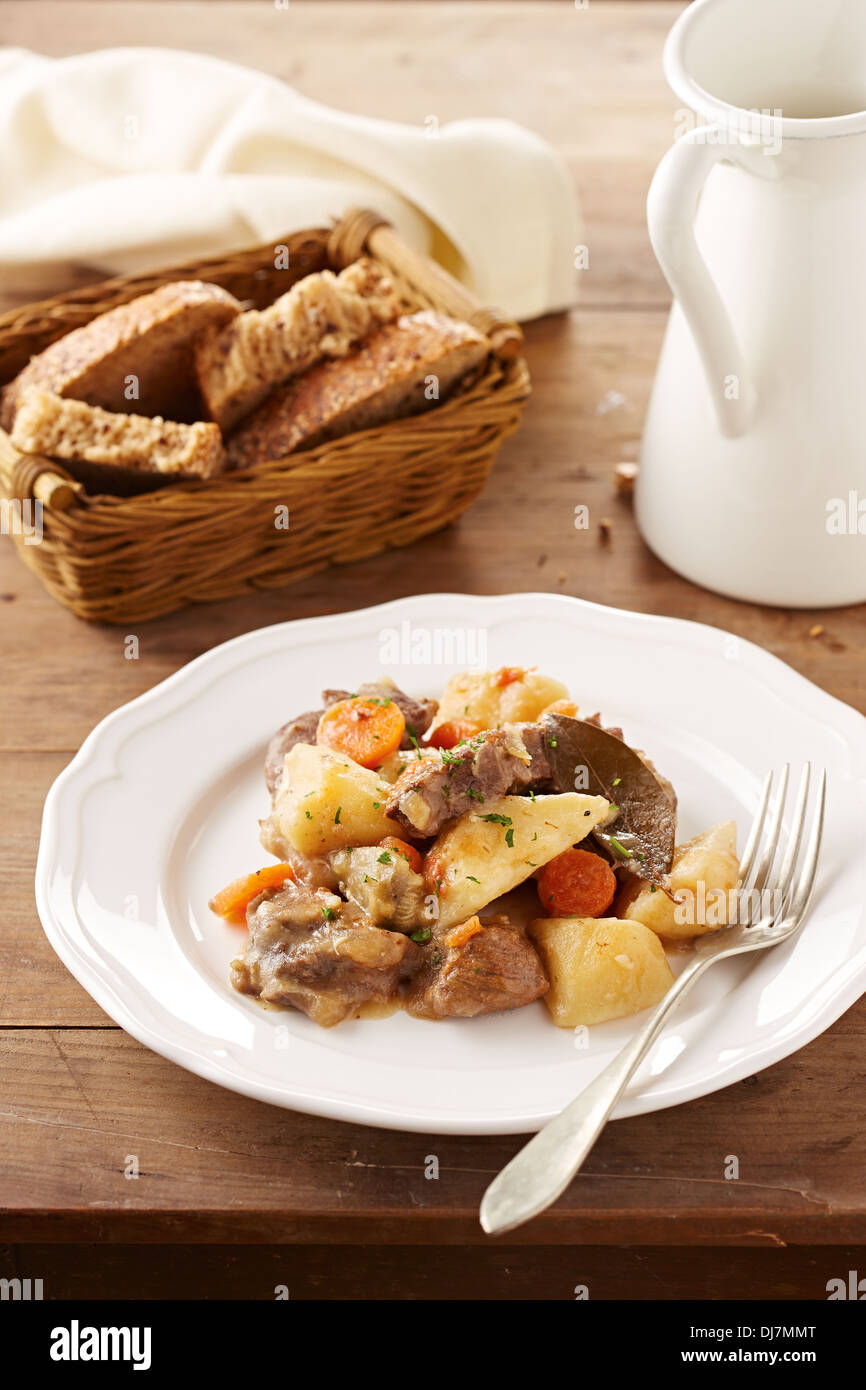 Rindsgulasch mit Gemüse auf einem Teller Stockfoto