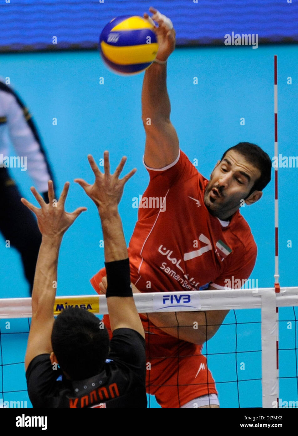 Tokio, Japan. 24. November 2013. Hamzeh Zarini (wieder) der Iran spikes den Ball während der FIVB World Grand Champions Cup 2013 gegen Japan in Tokio Metlopolitan Gymnasium in Tokio, Japan, 24. November 2013. Iran gewann 3: 0. Bildnachweis: Stringer/Xinhua/Alamy Live-Nachrichten Stockfoto