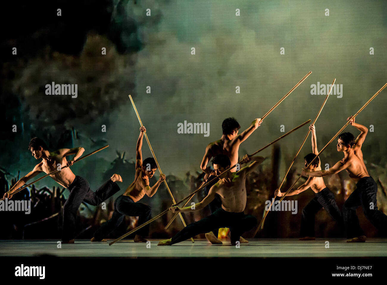 Taipei, Taiwan, 22. November 2013. Cloud Gate Dance Theatre, die Nummer eins Dance Company in Asien präsentiert seine neue Kreation: Reis, durch Choregrapher Lin Hwai-min © Gia, / Alamy Live News Stockfoto