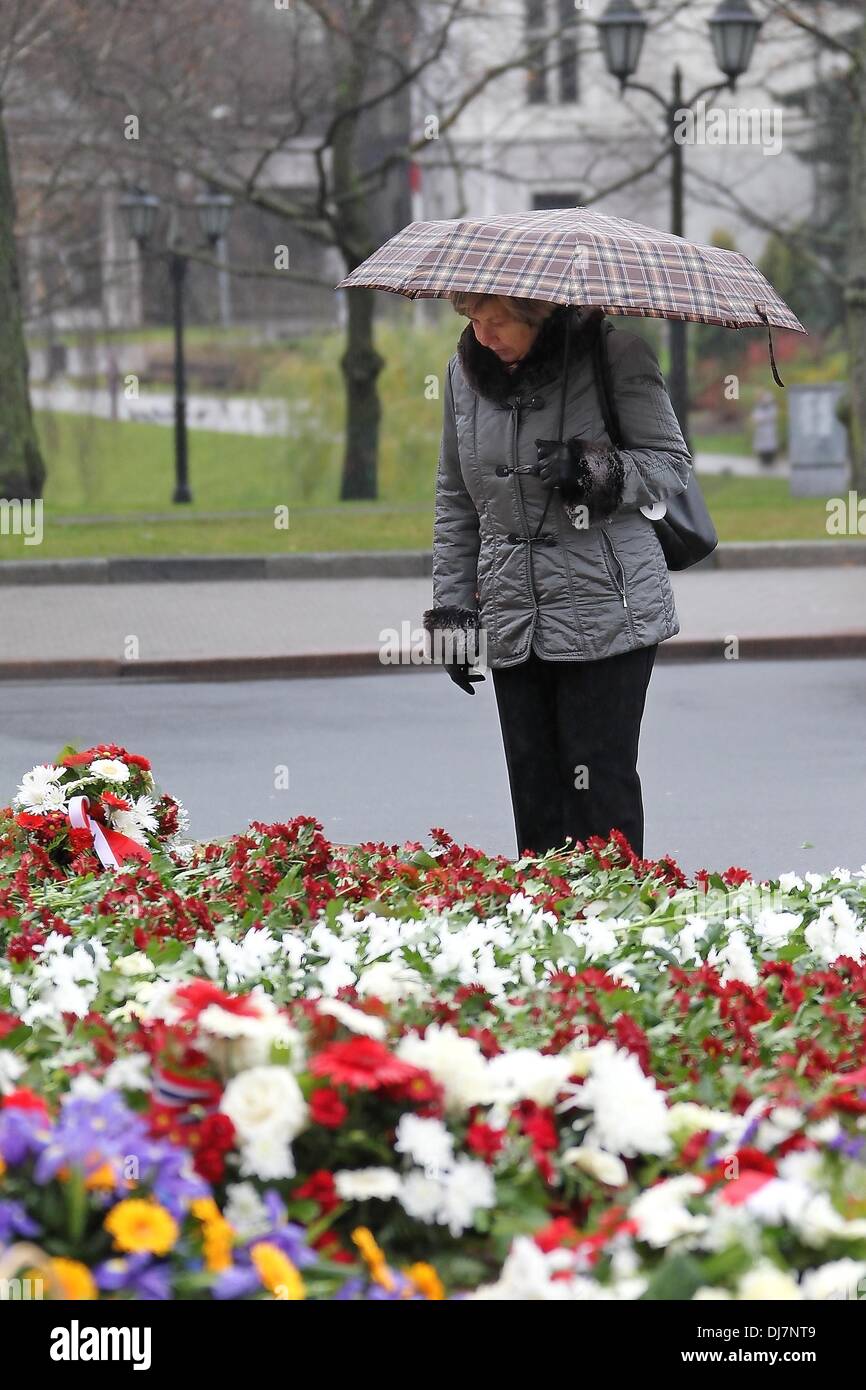 (131124)--RIGA, 24. November 2013 (Xinhua)--eine Frau trauert vor dem Freiheitsdenkmal im Zentrum von Riga, Larvia, 24. November 2013. Lettland am Samstag begann drei Tage der Trauer über die Deckeneinsturzes in einem Supermarkt in der lettischen Hauptstadt Riga am Donnerstag. Innenministerium, sagte am Sonntag, dass die Rettungsarbeiten schwierigen Schlussteil Einzug hält. (Xinhua/Li Jizhi) (Djj) Stockfoto