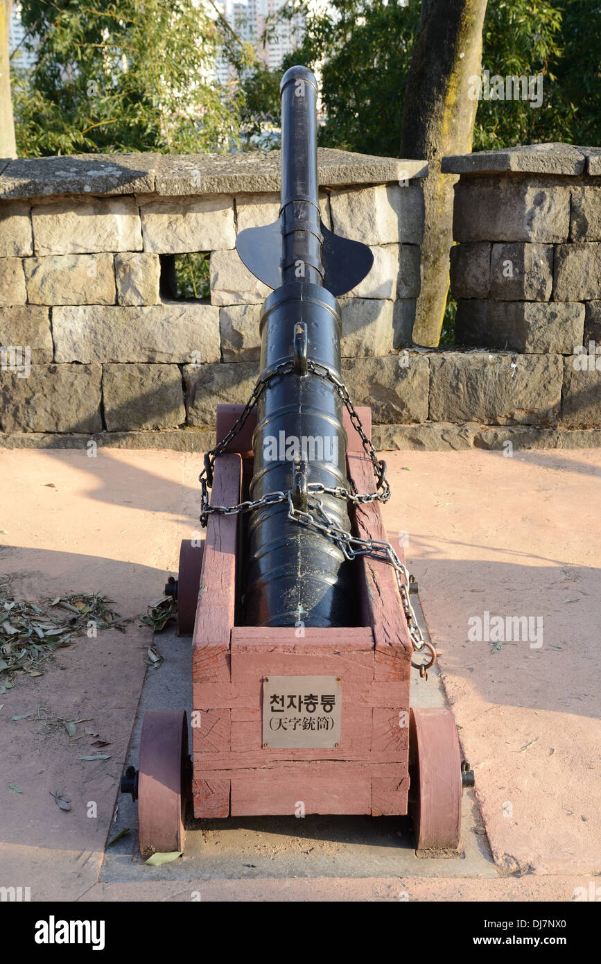 Koreanische traditionelle Kanone genannt CheonJaChongTong, opernhaft Schloss Stockfoto