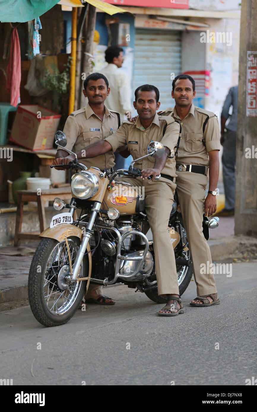 Indische Polizisten mit Royal Enfield Diesel Bullet Stockfoto
