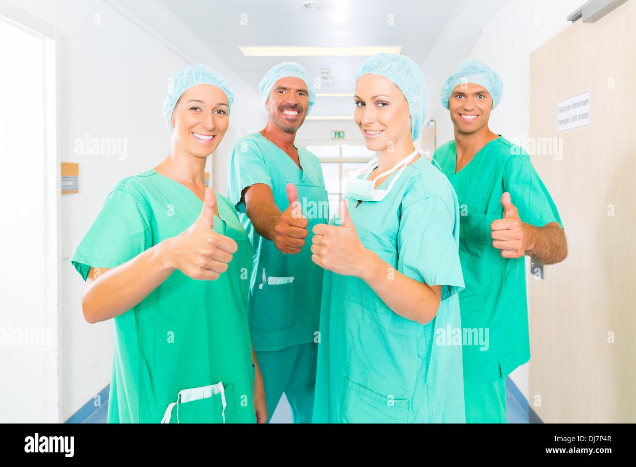 Krankenhaus - medizinische OP-Team ist bereit für den Betrieb, die Frauen und Männer tragen scheuert sich in einer Klinik Stockfoto