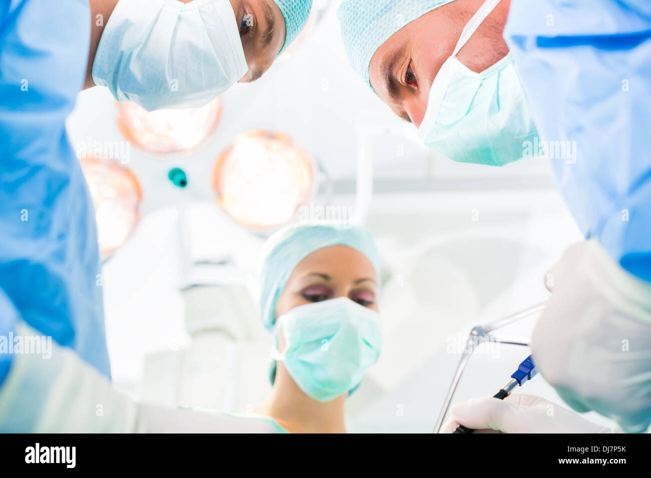Krankenhaus - OP-Team im OP-Saal / Op einer Klinik auf ein Patient in einer Notsituation Stockfoto