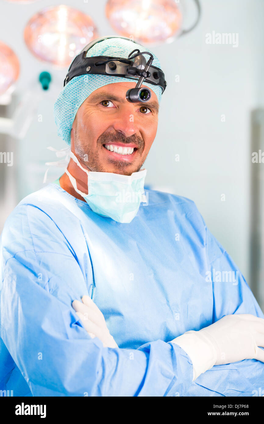 Krankenhaus - jungen männlichen Arzt oder Chirurg in einem sterilen OP-Saal, Theater- oder Reinraum einer Klinik Stockfoto