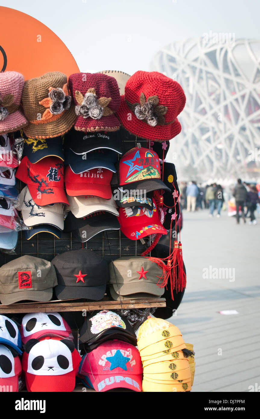 Souvenir stehen vor National Stadium auch bekannt als das Vogelnest in Chaoyang District, Beijing, China Stockfoto