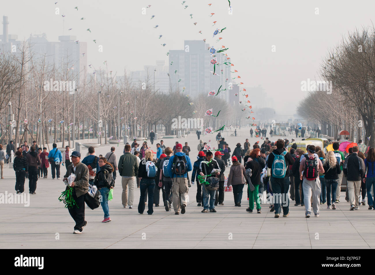 Touristen im Olympic Green - Olympiapark in Peking, China Stockfoto