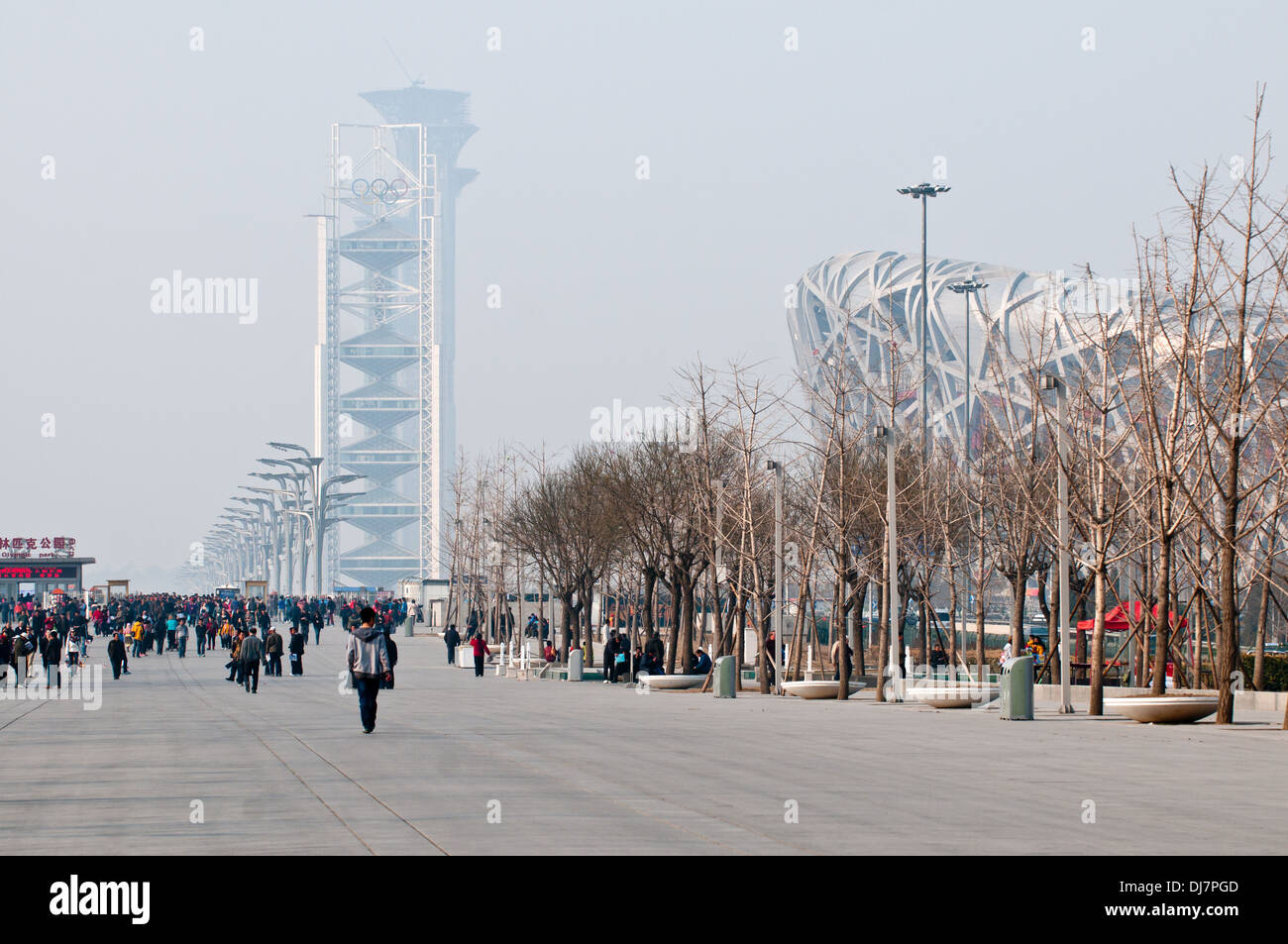im Olympic Green - Olympiapark in Peking, China. Ling Long Pagode oder Linglong Turm im Hintergrund Stockfoto