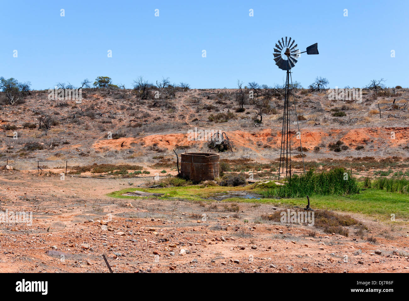 Wasser Windmühle und Wassertank im Outback, Murchison Western Australia Stockfoto