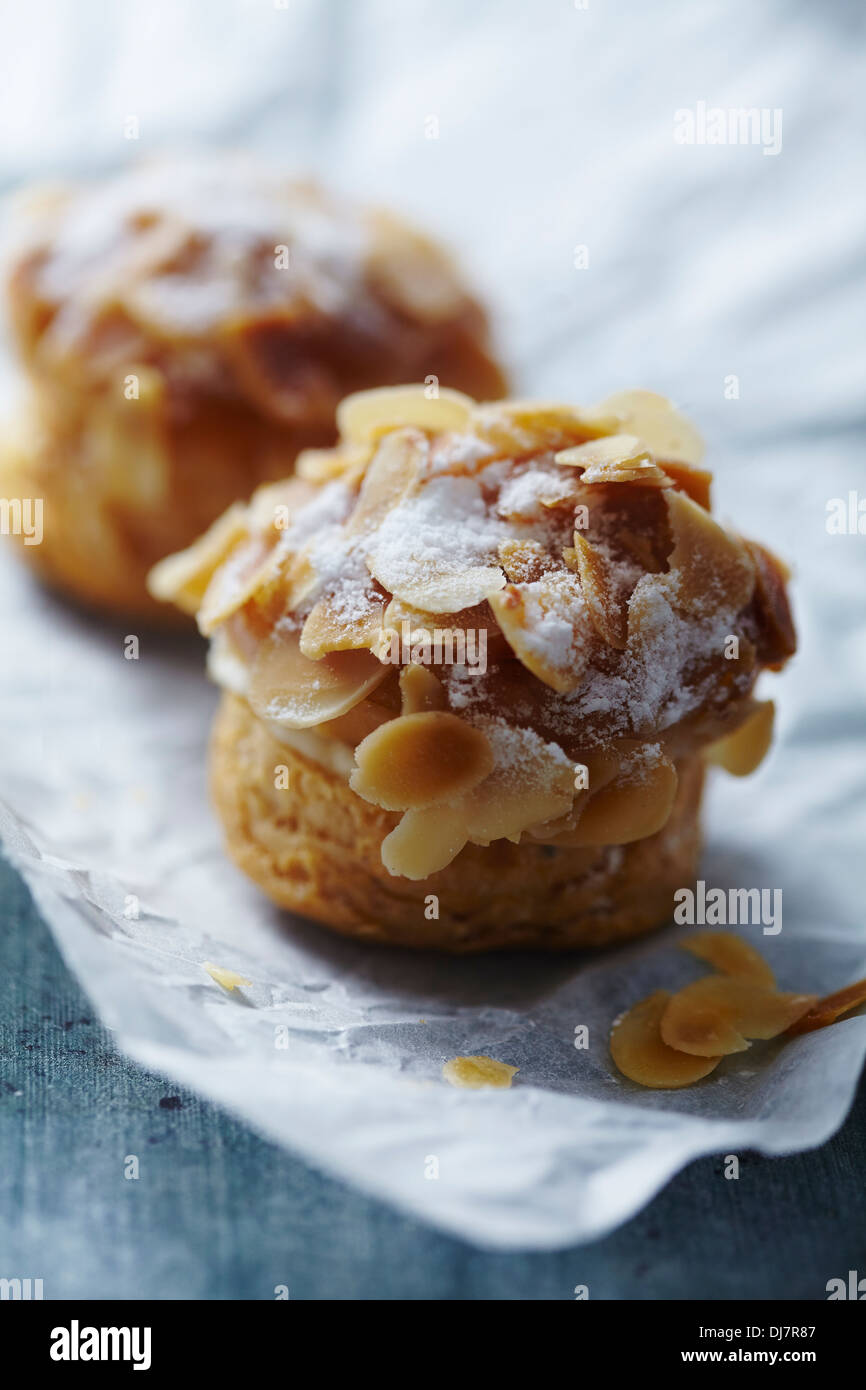 Frisches Choux Gebäck mit Creme und Mandeln Stockfoto