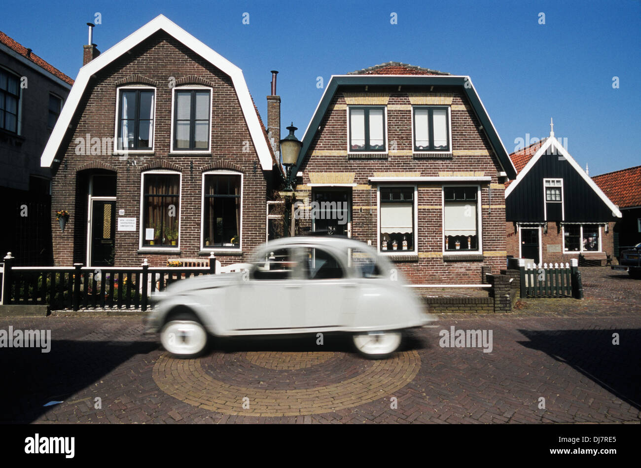 Citroen 2CV im niederländischen Dorf, Niederlande Stockfoto