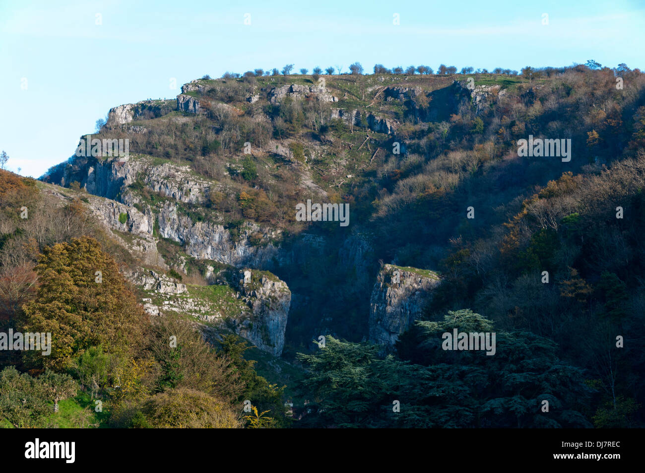 Cheddar Gorge, Mendips, Somerset, mit Menschen in weiter Ferne oben auf den Felsen Stockfoto
