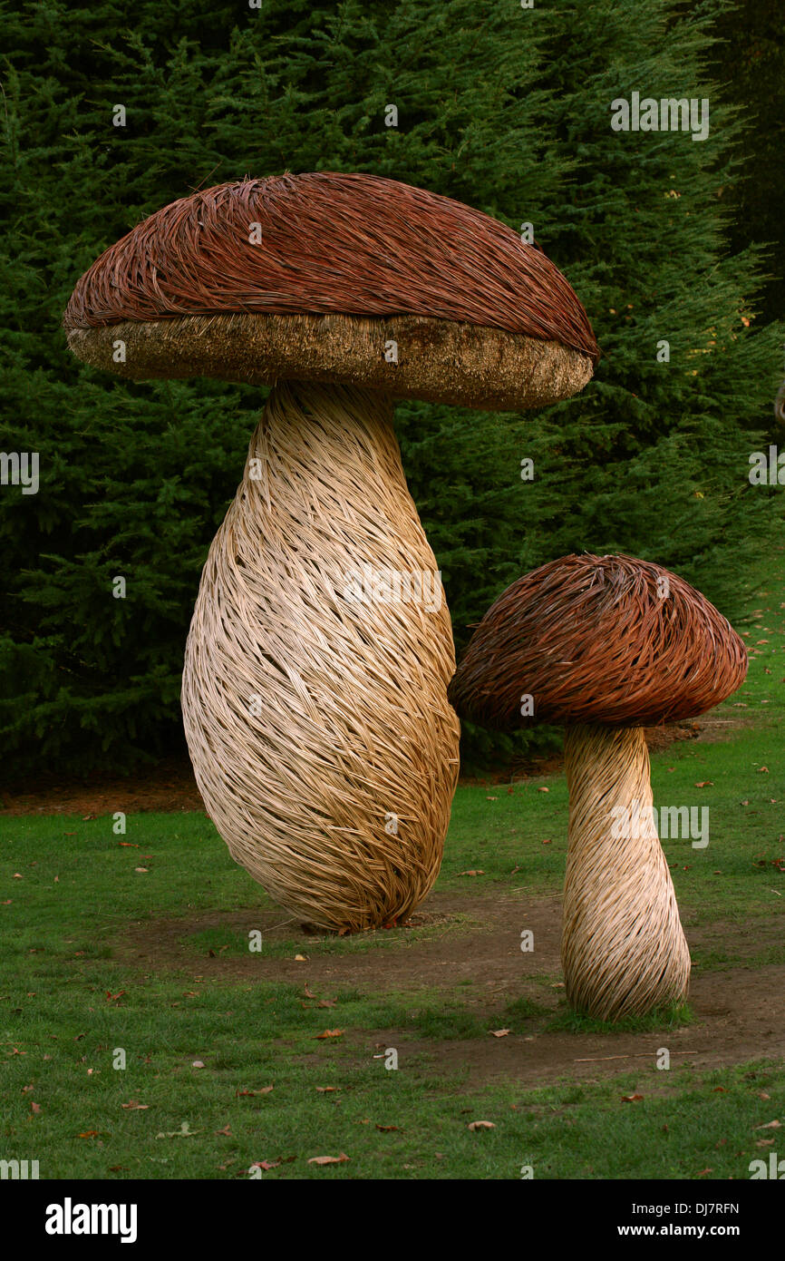 Willow-Skulptur von Cep Pilze, Kew Royal Botanic Gardens. Stockfoto