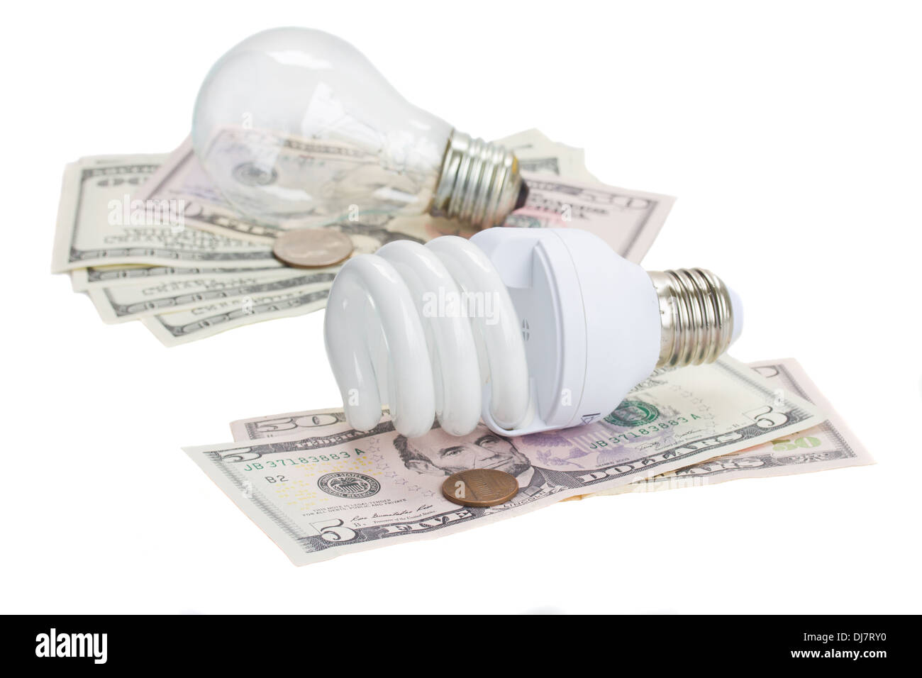Energieeinsparung und normale Glühbirnen auf US-Dollar Stockfoto