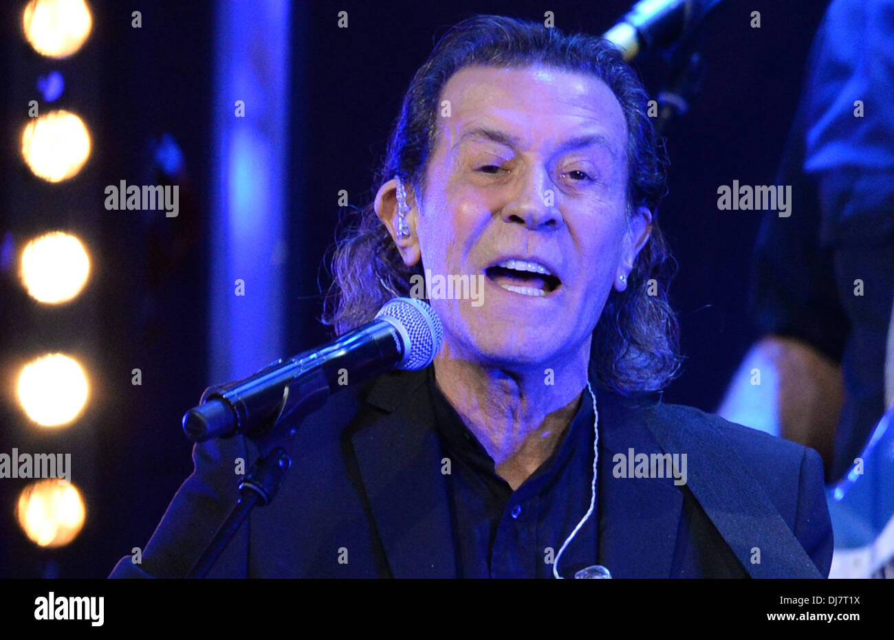 Düsseldorf, Deutschland. 21. November 2013. Sänger Albert Hammond führt während der Zeremonie für den Deutschen Nachhaltigkeitspreis in Düsseldorf, Deutschland, 21. November 2013. Der Award ist für Deutschlands nachhaltigste Städte und Landkreise. Foto: JAN-PHILIPP STROBEL/Dpa/Alamy Live News Stockfoto