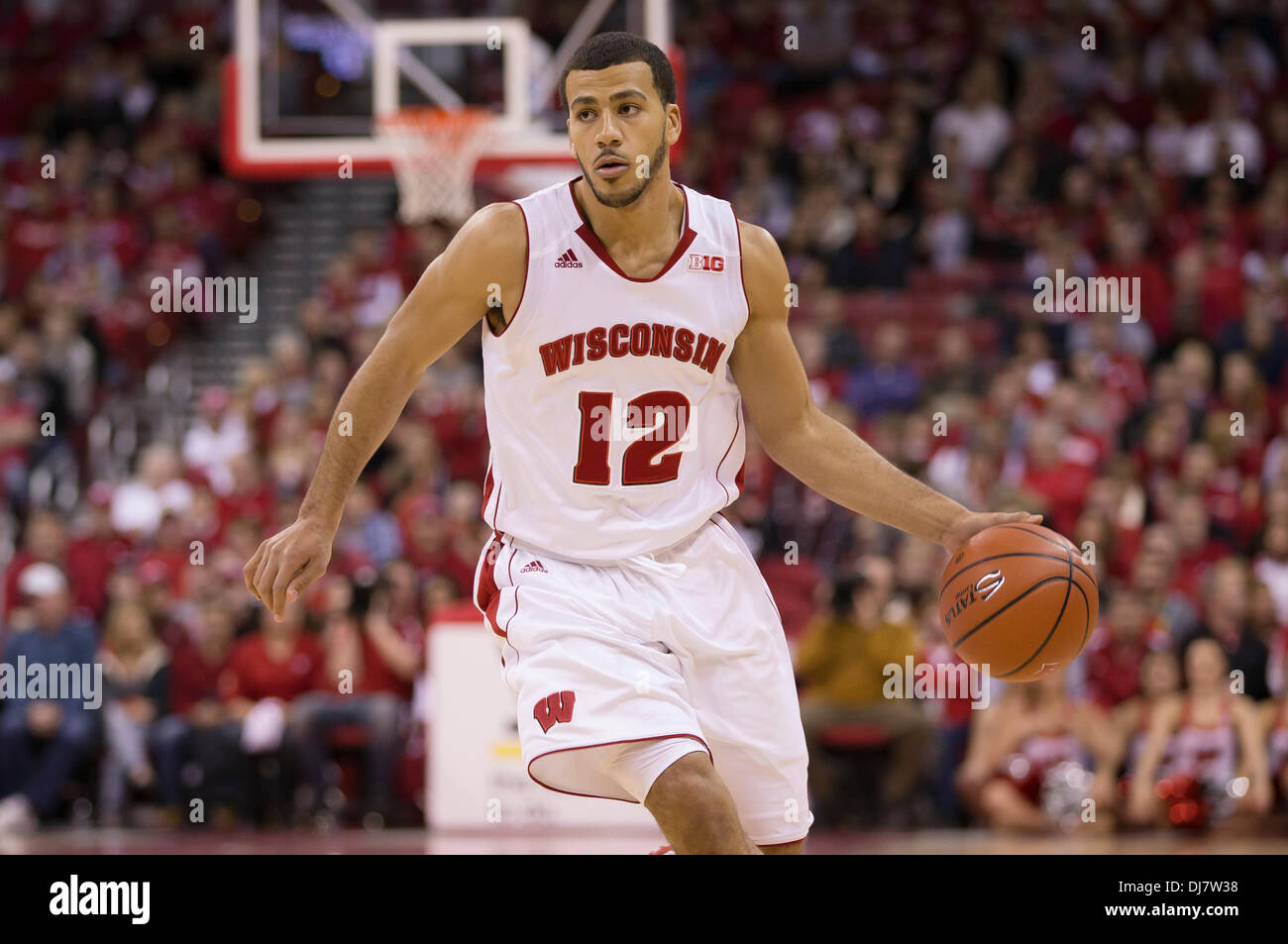 Madison, Wisconsin, USA. 23. November 2013. 23. November 2013: Wisconsin Badgers bewachen Traevon Jackson #12 in Aktion während der NCAA Basketball-Spiel zwischen die Oral Roberts Golden Eagles und die Wisconsin Badgers am Kohl Center in Madison, Wisconsin. Wisconsin besiegte Oral Roberts 76-67. John Fisher/CSM/Alamy Live-Nachrichten Stockfoto