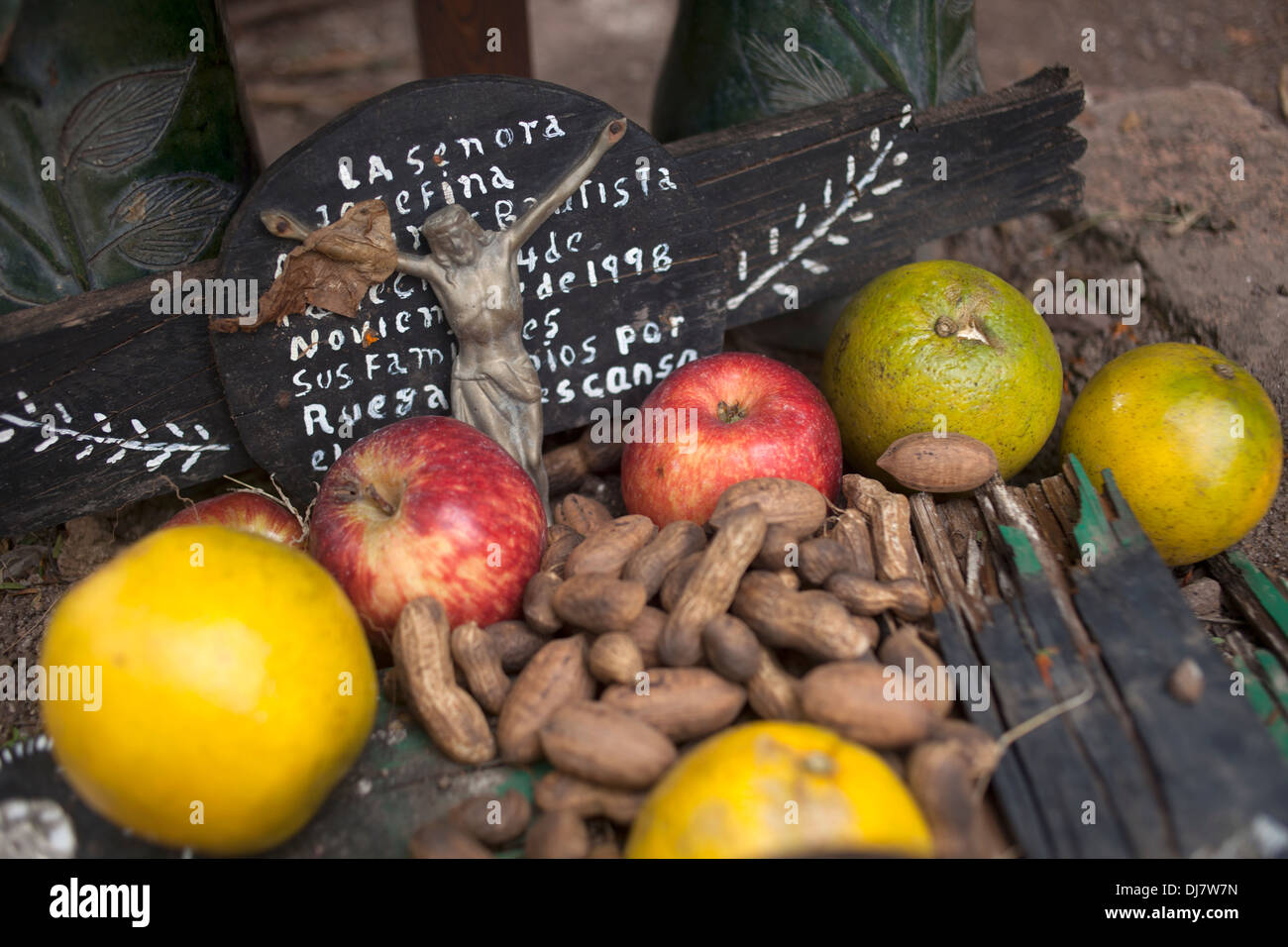 Essen schmücken das Grab eines Teotitlan del Valle Friedhof im Laufe des Tages der Toten in Teotitlan del Valle, Oaxaca, Mexiko Stockfoto