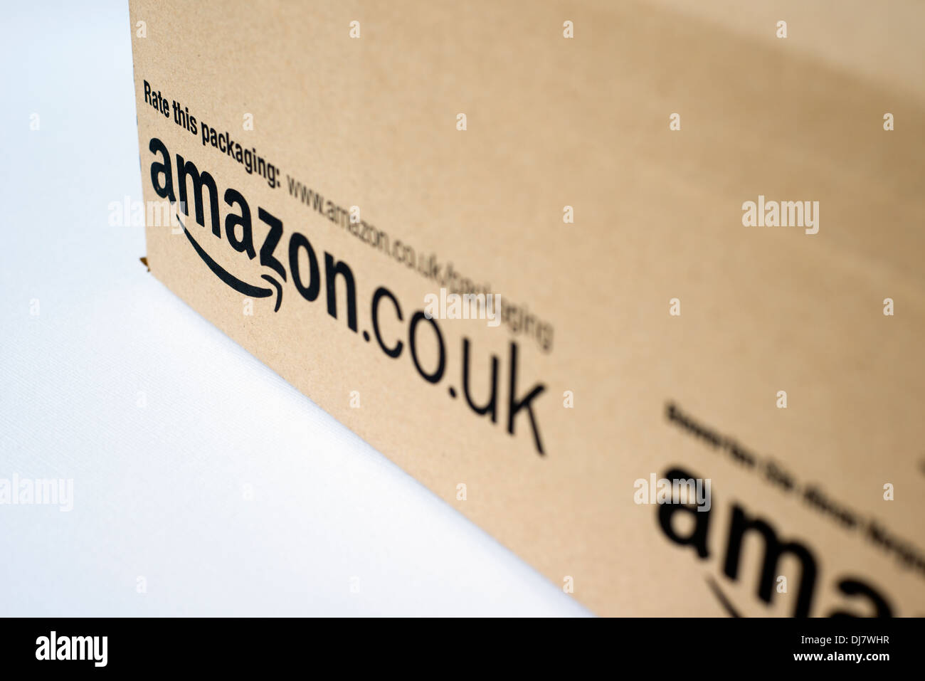 Amazon Verpackung auf weißem Hintergrund Stockfoto
