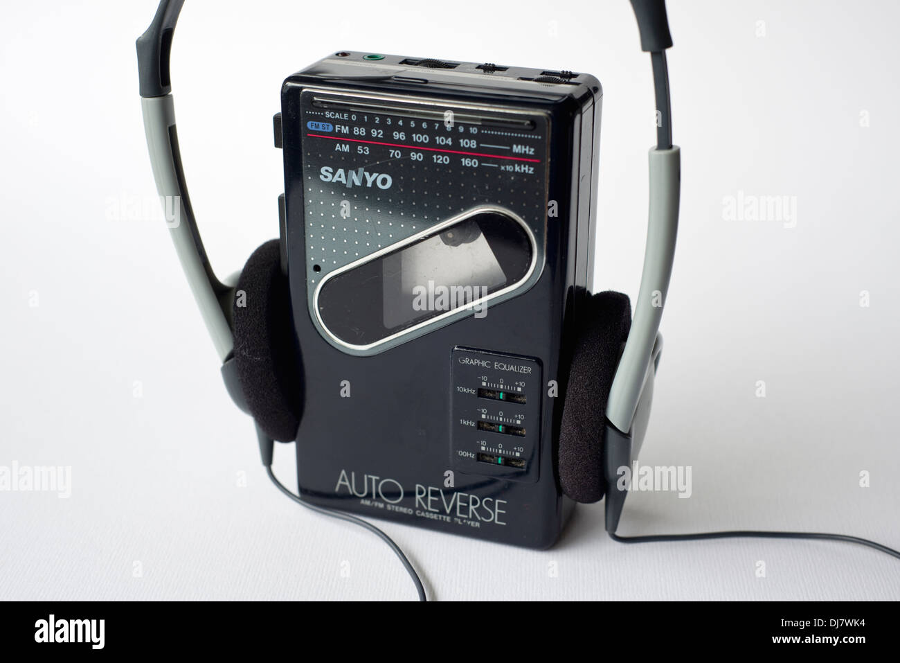 Ein Alter Sanyo Walkman persönliche Kassette Player inklusive Radio, zusammen mit ein paar Kopfhörer auf weißem Hintergrund Stockfoto