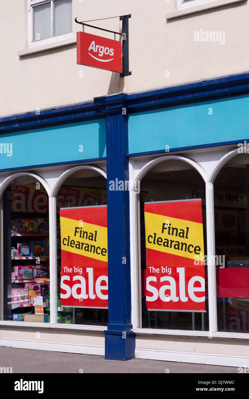 Zur endgültigen Genehmigung und großen Verkauf Zeichen in Argos Fenster, Abergavenny, Wales, Großbritannien Stockfoto