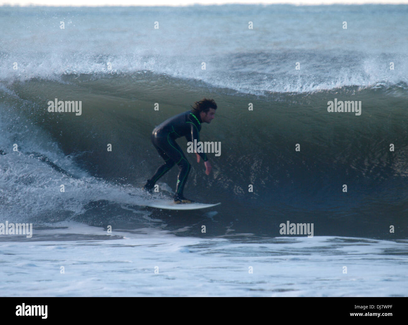 Surfer reiten das Gesicht von einer Welle, Bude, Cornwall, UK Stockfoto