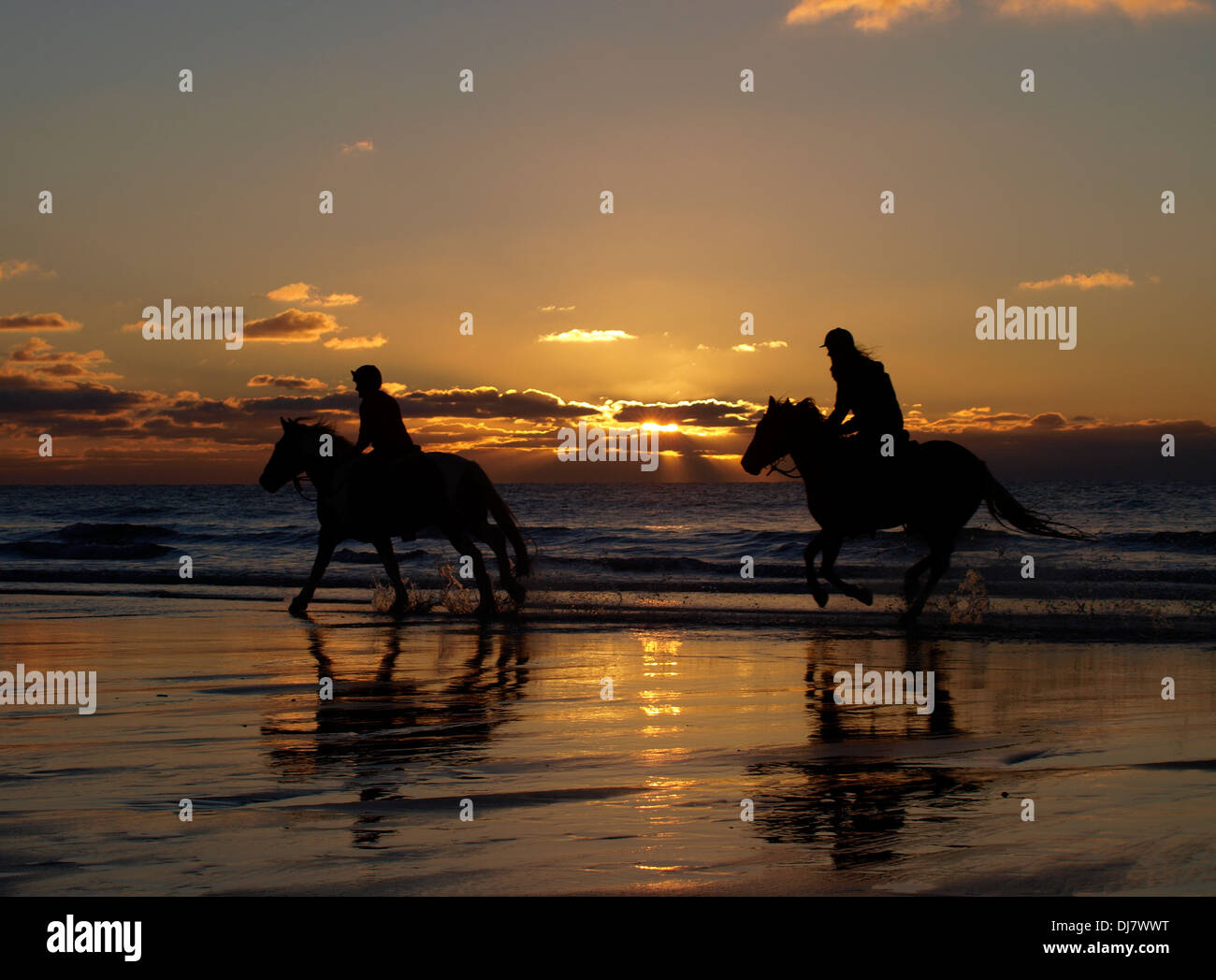 Reiter bei Sonnenuntergang, Bude, Cornwall, UK Stockfoto