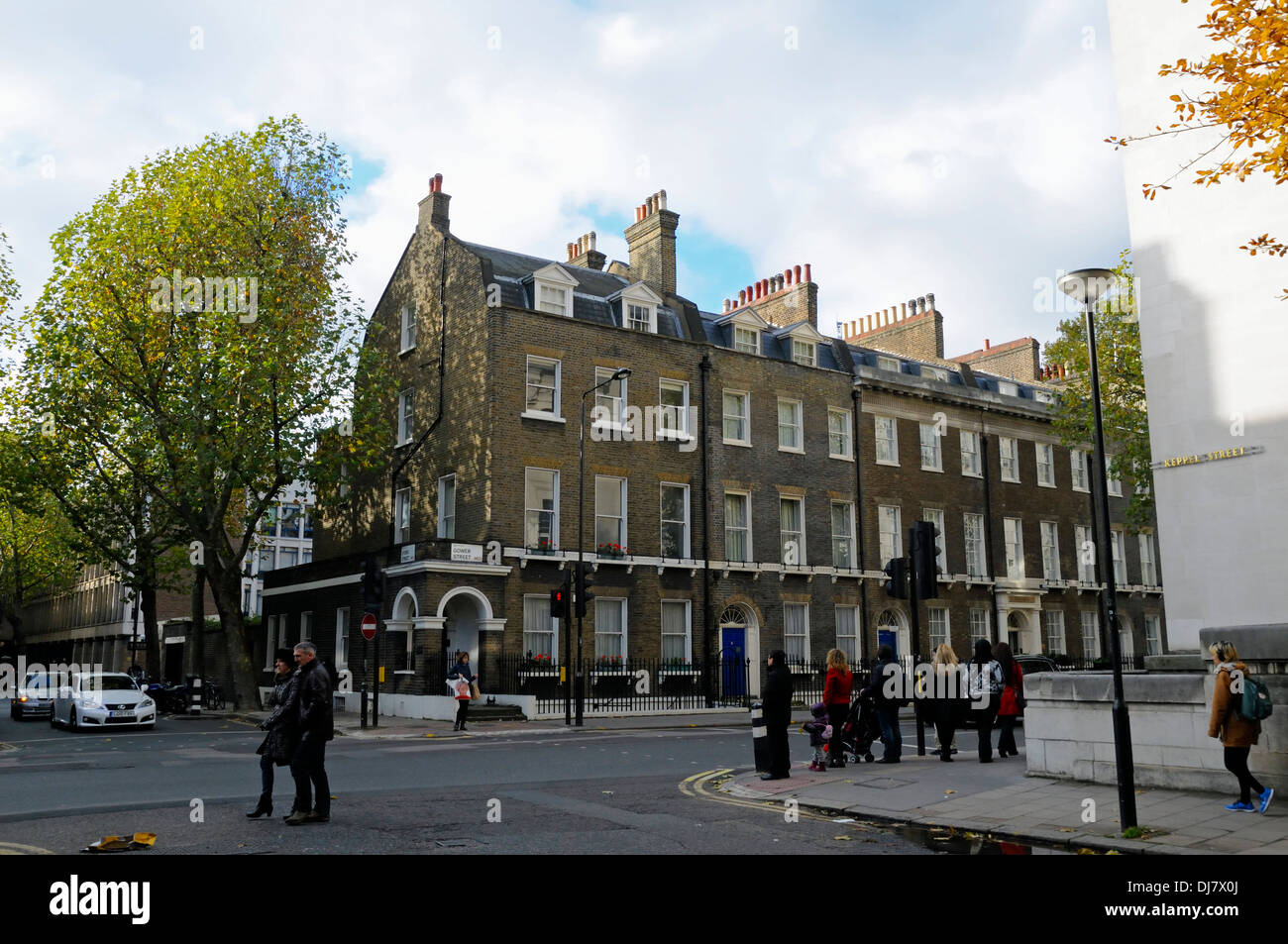 Belebten Ecke Gower Street / Kepel Street zeigt georgischen Reihenhaus Häuser mit Menschen beim Überqueren der Straße Bloomsbury London UK Stockfoto