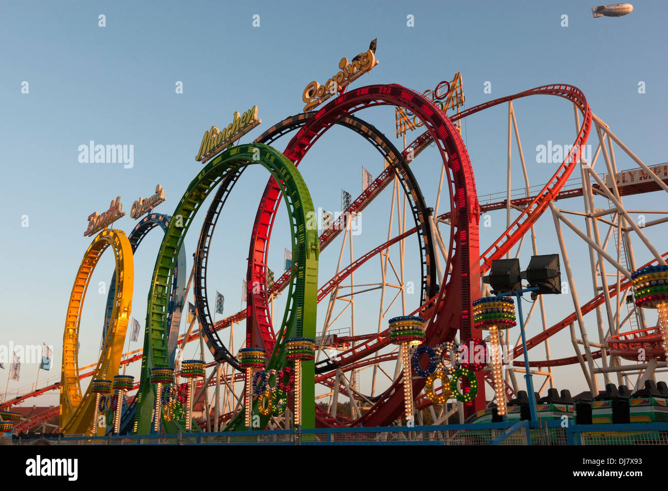 Schleifen, die Oktoberfest Olympic Achterbahn der Welt größte Bierfest München. Stockfoto