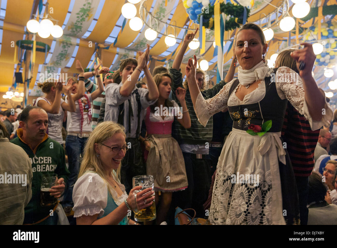 Mädchen tanzen auf Tisch am München größte Bierfest der Welt Stockfotografie Alamy
