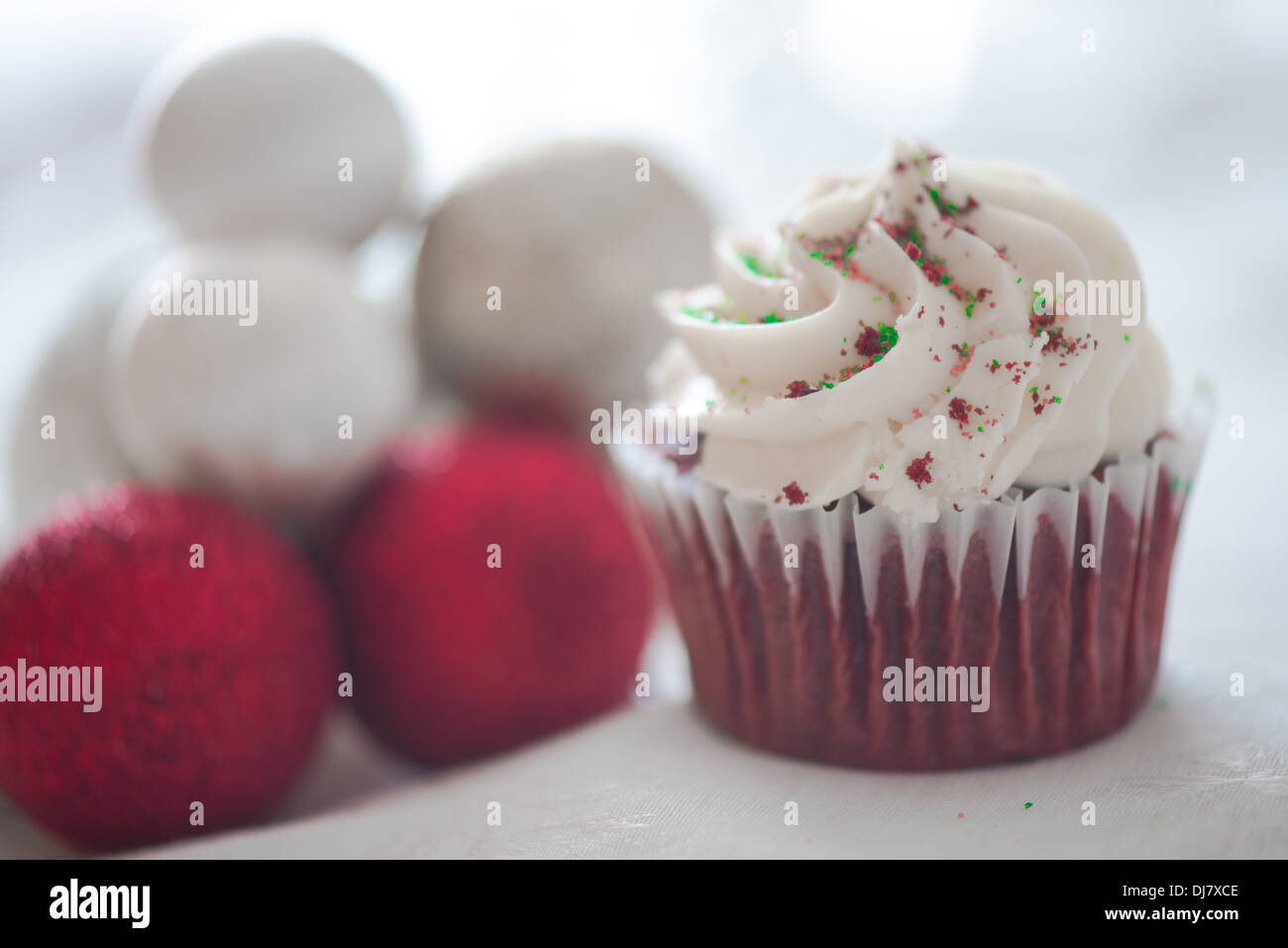 Christmas Cupcake mit Weihnachtsschmuck Stockfoto