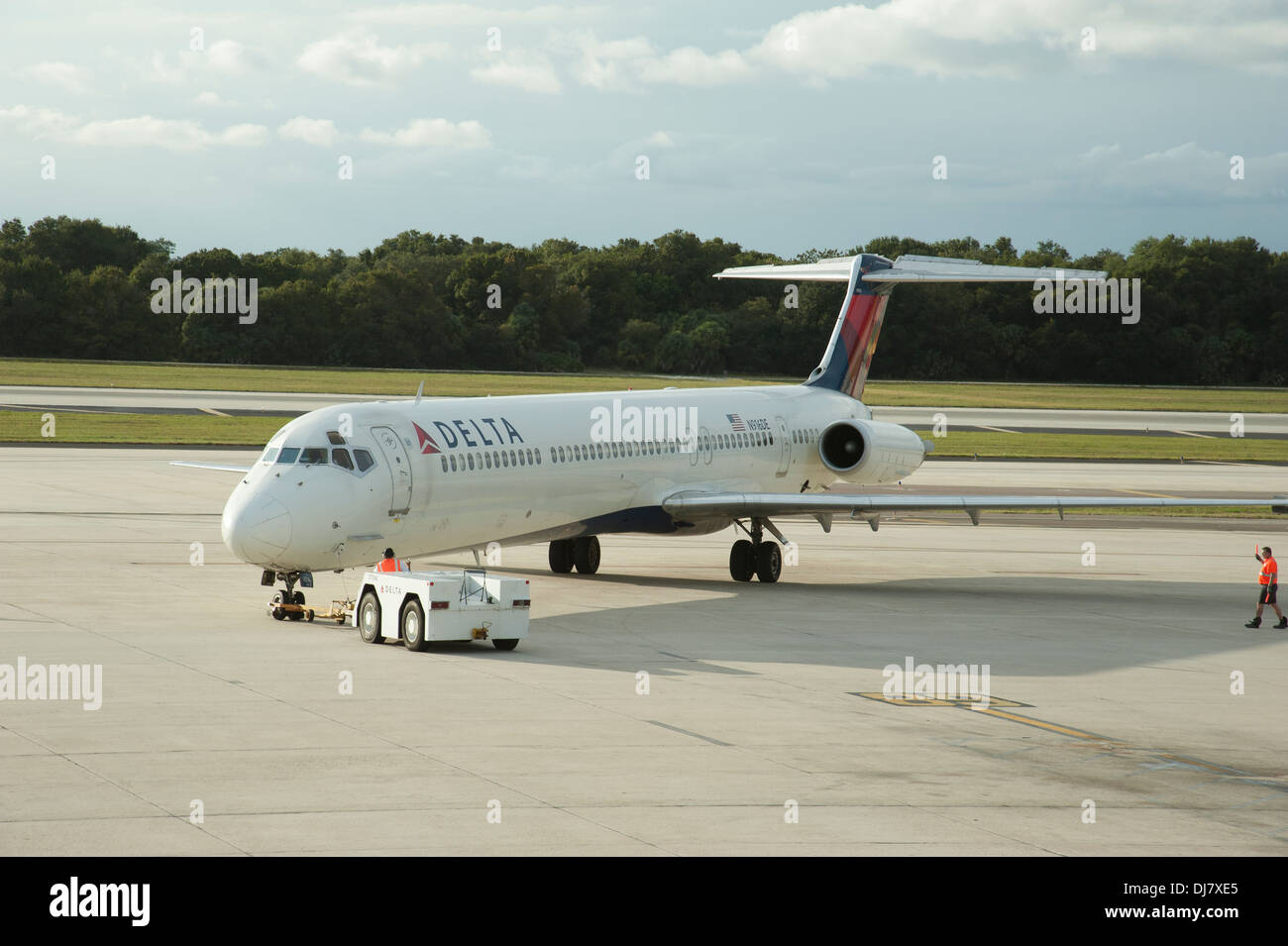 Zurückschieben Sie ein Delta Airways MD-88, verlassen des Standes am internationalen Flughafen Tampa Florida USA Stockfoto