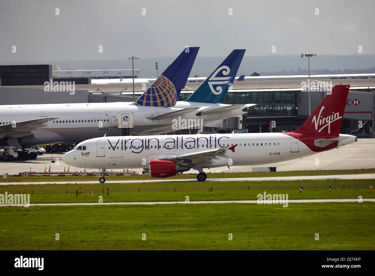 Virgin Atlantic Airbus A320 Rollen am Flughafen London Heathrow Stockfoto