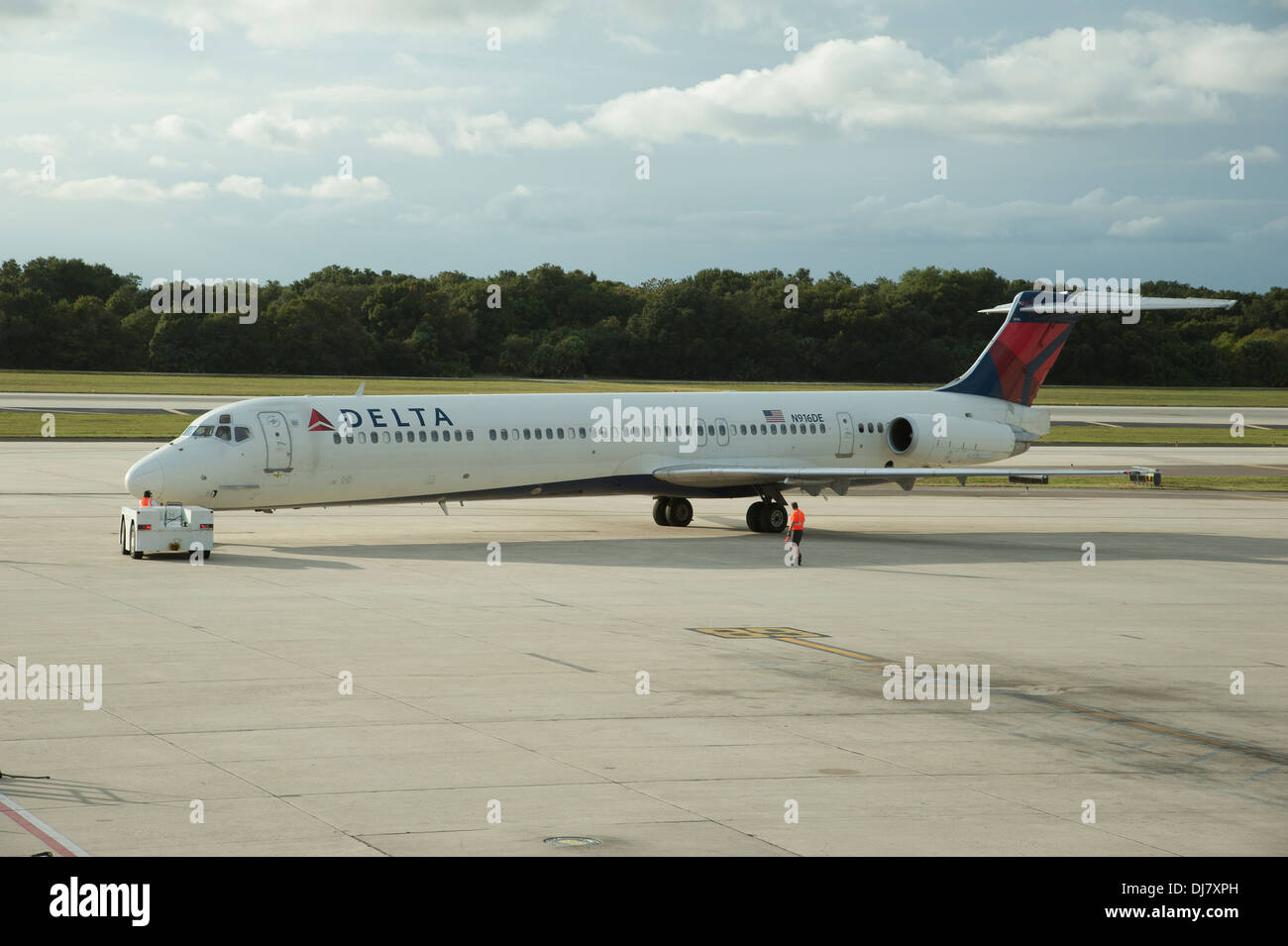 Zurückschieben Sie ein Delta Airways MD-88, verlassen des Standes am internationalen Flughafen Tampa Florida USA Stockfoto