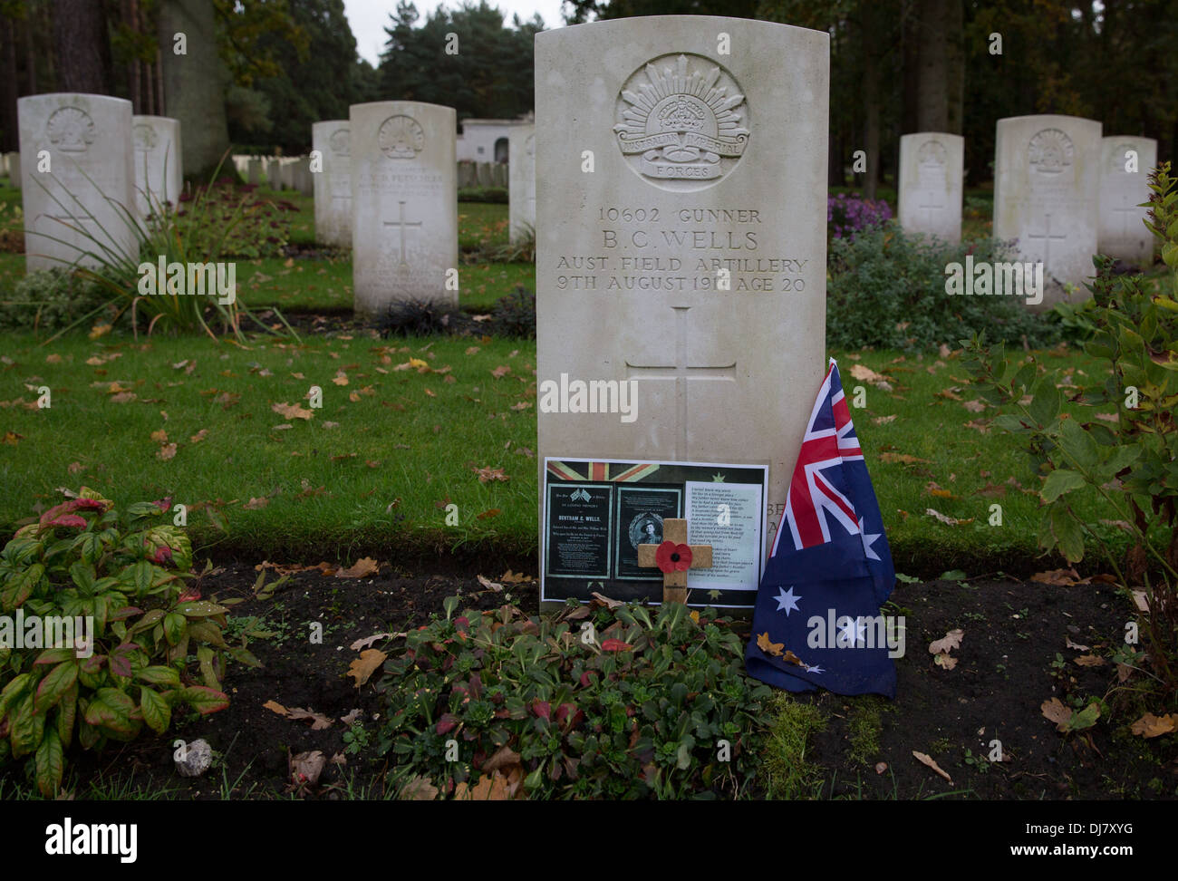 Australische imperiale Kräfte große Krieg Gunner B C Wells Grabstein 9. August 1917 mit Tribut von Neffe & australische Flagge Stockfoto