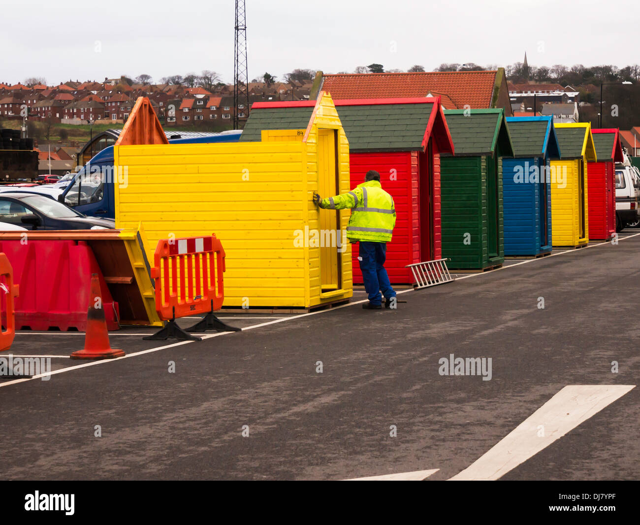 Arbeiter, die Sanierung Strandhütten bereit für den Einsatz in einen Weihnachtsmarkt im Bestreben Wharf in Whitby England UK Stockfoto