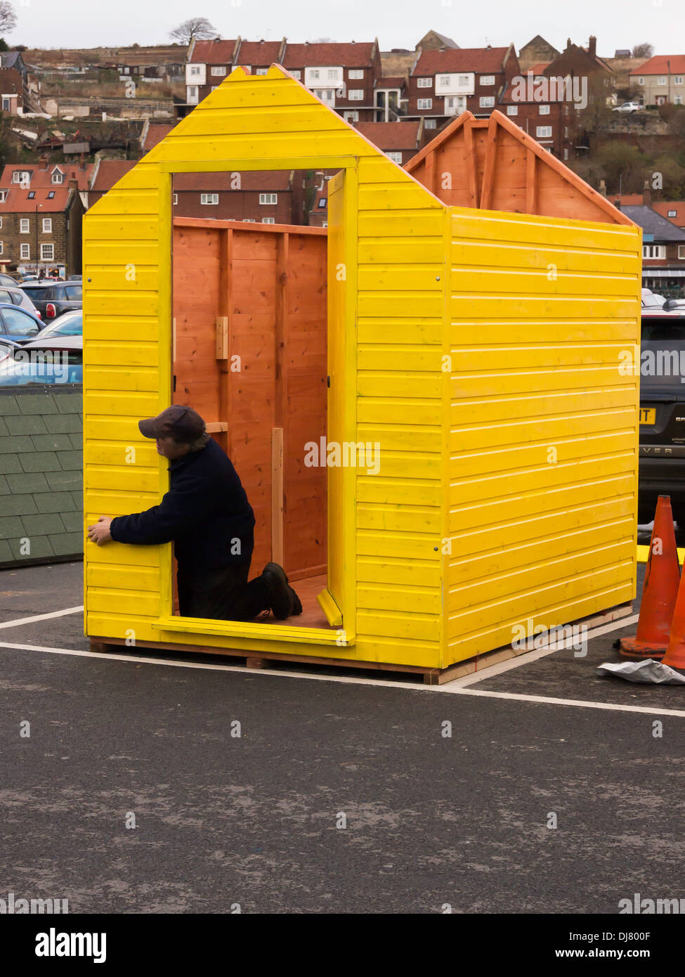 Arbeiter, die Sanierung Strandhütten bereit für den Einsatz in einen Weihnachtsmarkt im Bestreben Wharf in Whitby England UK Stockfoto