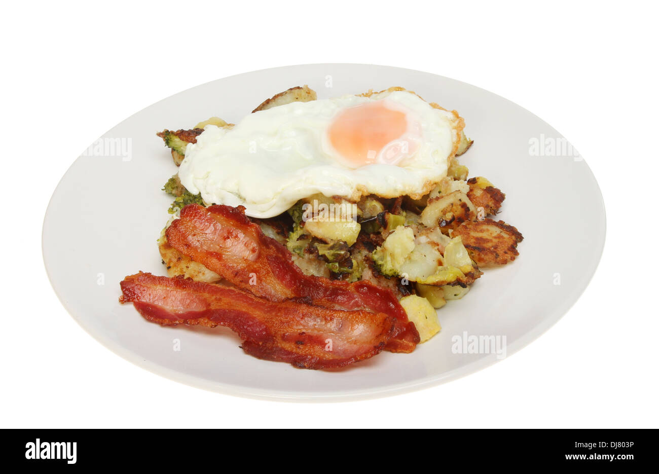 Bubble And Squeak ein Spiegelei mit Speck auf einem Teller isoliert gegen weiß Stockfoto