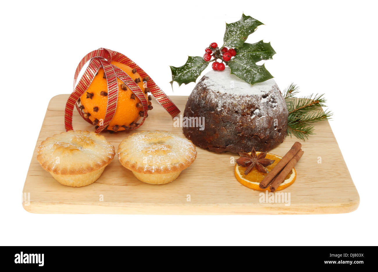 Hackfleisch, Torten, dekorierte Orange und ein Christmas Pudding auf einem Holzbrett isoliert gegen weiß Stockfoto