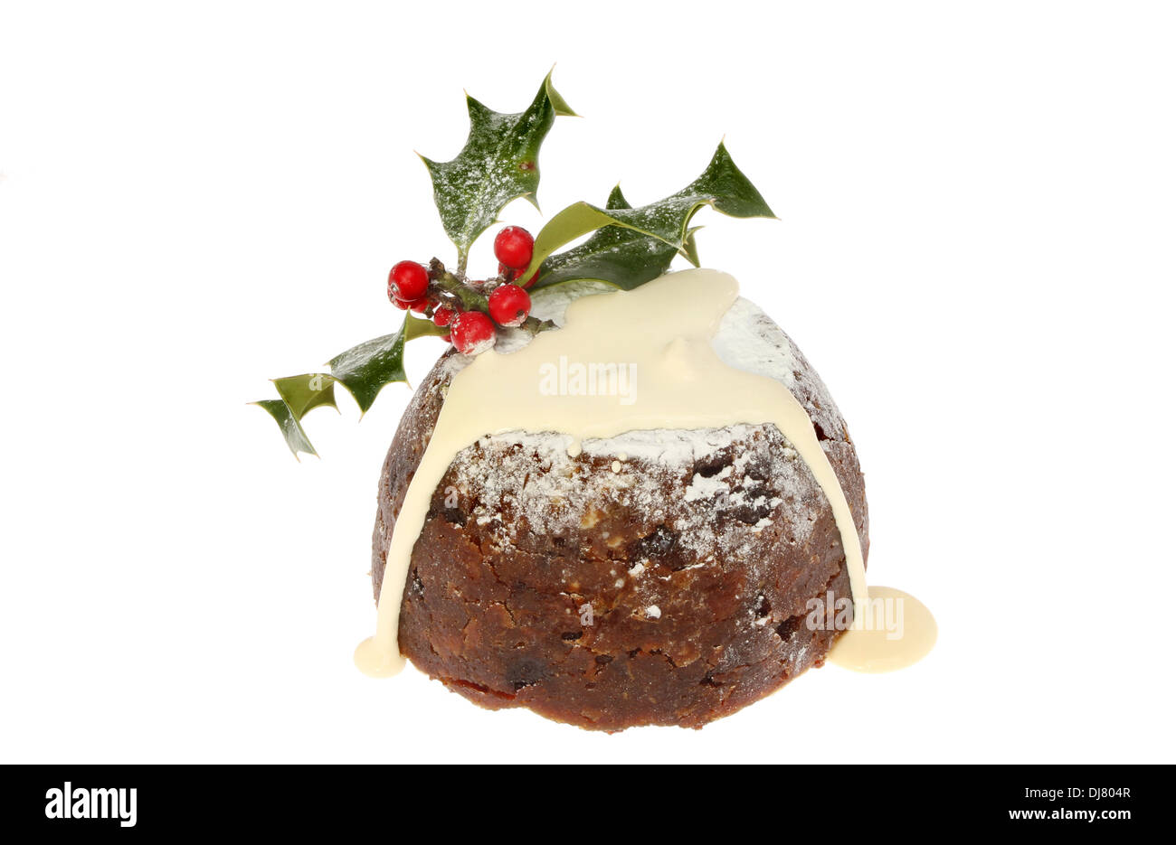 Christmas Pudding mit Creme und dekoriert mit Holly isoliert gegen weiß Stockfoto
