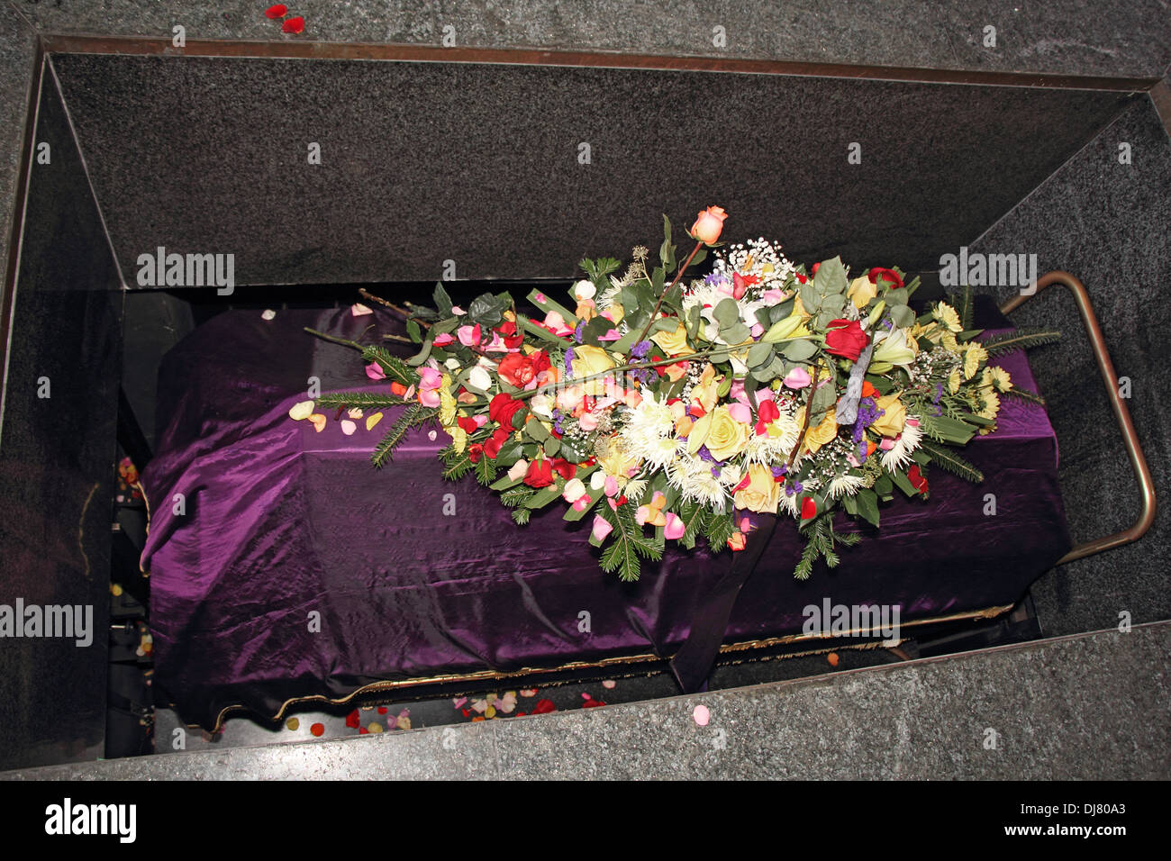 Ein Sarg in einem Leichenschauhaus mit einem Blumen-arrangement Stockfoto