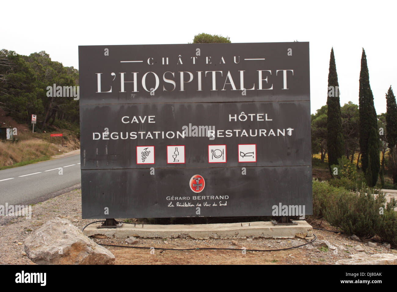 Melden Sie außen Château l ' Hospitalet Weinberg im La Clape massiv in der Nähe von Narbonne, Languedoc-Roussillon Frankreich Stockfoto