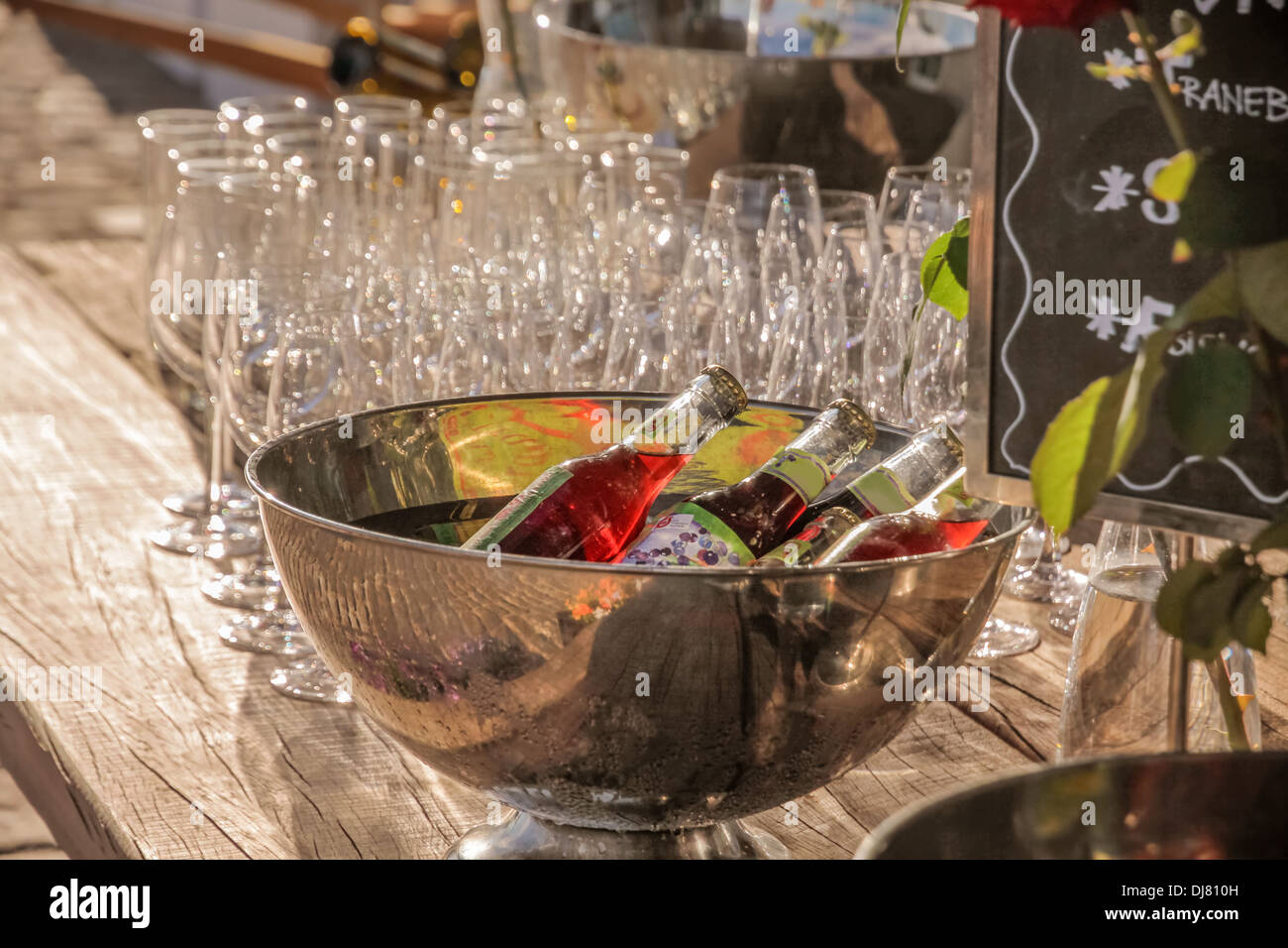 Gekühlte Getränke in einer Bar im Abendlicht Stockfoto