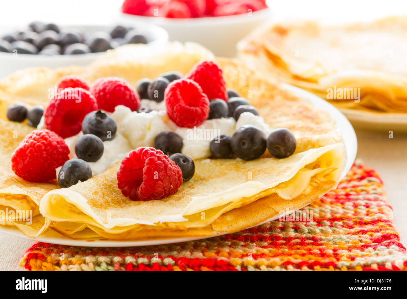 Hausgemachte Crepes mit frischen Himbeeren und Heidelbeeren. Stockfoto