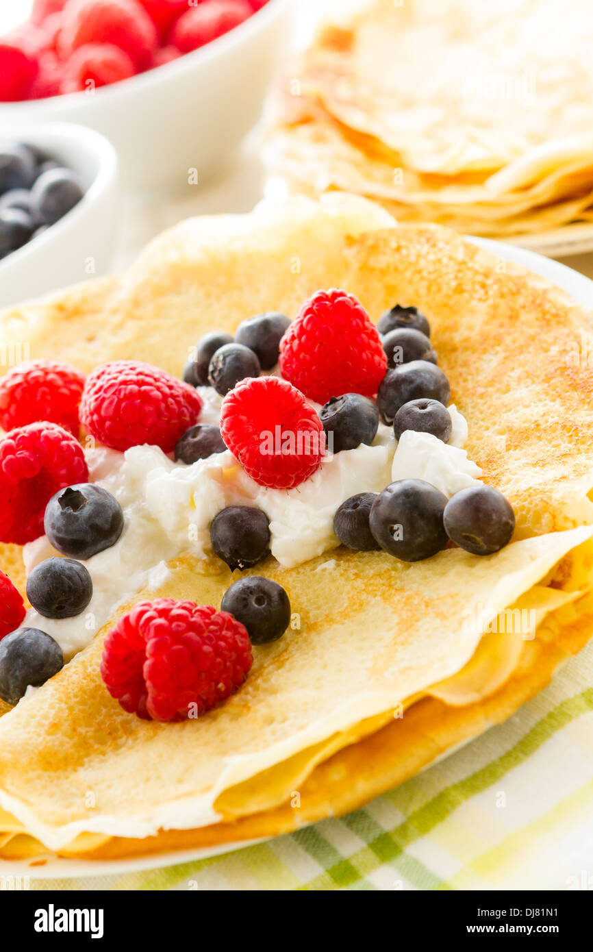 Hausgemachte Crepes mit frischen Himbeeren und Heidelbeeren ...